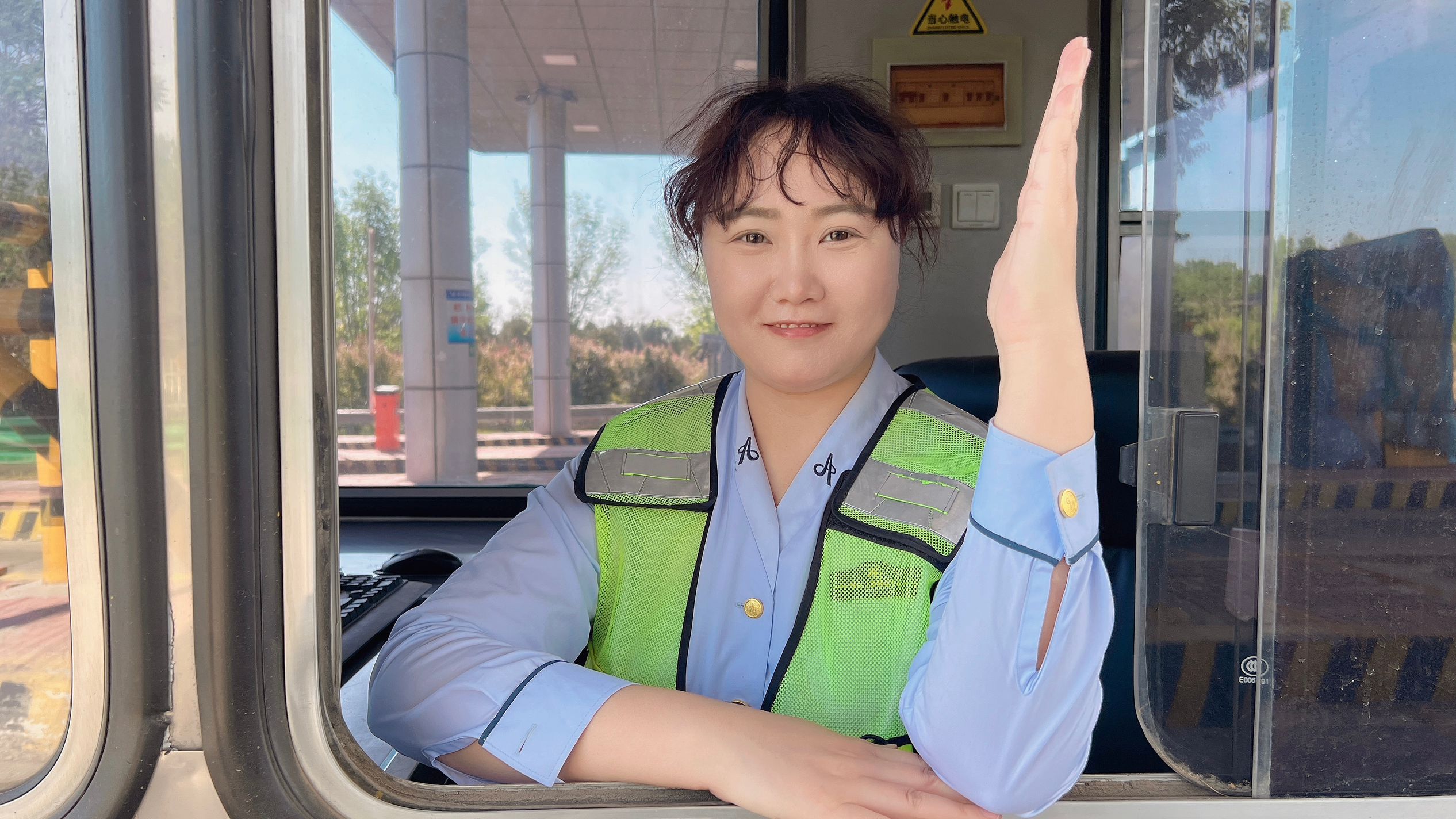 廊坊分公司东湾收费站：五一坚守 最美风景