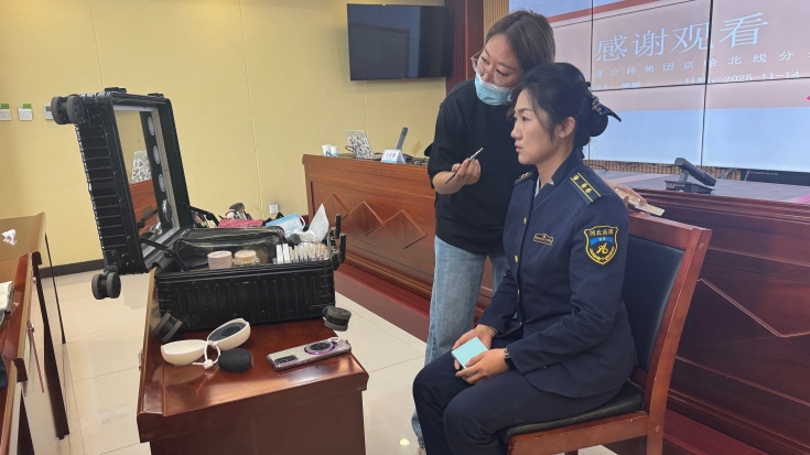 C:\Users\Administrator\Desktop\强技能 树形象 提效能—京哈北线分公司开展直播综合能力专项培训\333