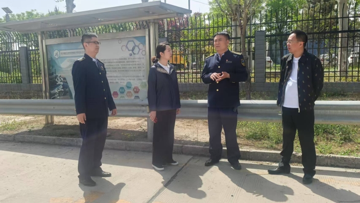 张涿分公司总经理李峰到涞水北收费站进行节前督导检查