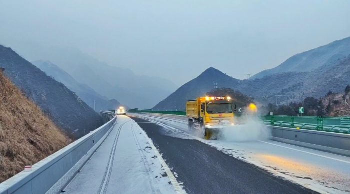 养护分公司张家口分中心:立夏后首场降雪 雷霆出击保畅通 养护分公司张家口分中心:立夏后首场降雪 雷霆出击保畅通